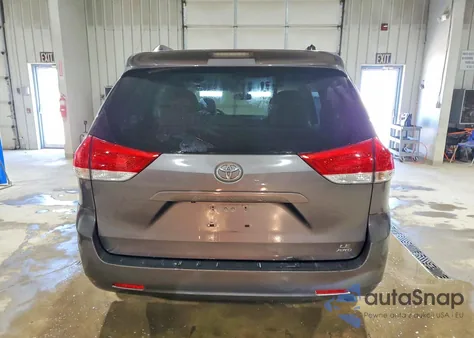 2011 Toyota Sienna Le 7-Passenger z USA, uszkodzony, nr VIN 5TDJK3DC2BS008573